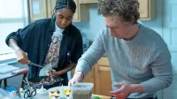 Ayo Edebiri in Jeremy Allen White se v seriji The Bear odlično dopolnjujeta v vlogah mladih, talentiranih kuharskih mojstrov.