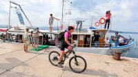 V ponedeljek bo ladja Zlatoperka izjemoma prevažala potnike in 
kolesa, izkupiček pa bodo podarili poplavljenim obrtnikom.
