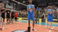 Tako se je Mitja Gasparini (desno Dejan Vinčić) s priznanji in darili 
poslovil od ljubiteljev odbojke.