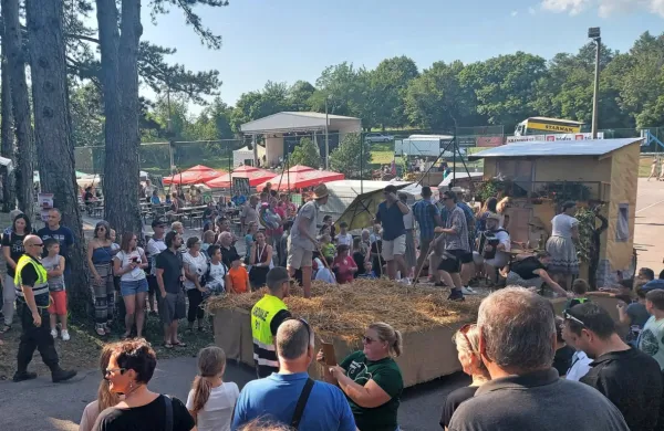 Na prireditvenem prostoru v Dutovljah se je kar trlo ljudi.