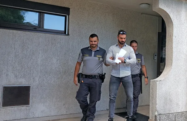 Gero  Mladenova  (na  sredini)  sta  pravosodna  policista  pripeljala na  
sodišče  iz  pripora,  v  katerem je  od januarja.