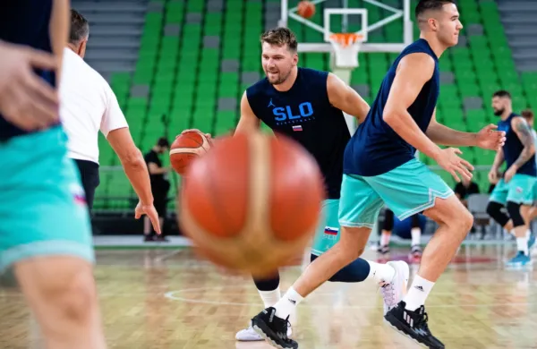 Luka Dončić v ospredju, desno je debitant na svetovnem prvenstvu 
Bine Prepelič.