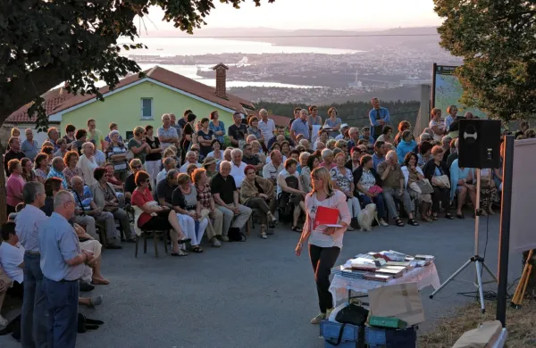 Narečni večeri na slikovita prizorišča vselej pritegnejo množico obiskovalcev. Prizor je s Tinjana leta 2015.