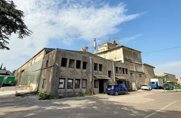 Stavbo hidrarne bodo rušili septembra, napovedujejo v Salonitu. 
Kaj vse bo v coni, pa se na občini še niso povsem izjasnili. 