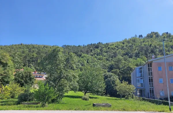 Na nekdanjem šolskem vrtu bodo gradili stanovanjski blok z dvanajstimi stanovanji. 