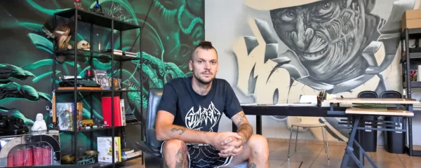 Tine Dekorti v svojem studiu v Luciji.