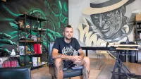 Tine Dekorti v svojem studiu v Luciji.