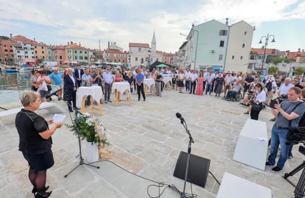 Kmetijska ministrica Irena Šinko je  napovedala, da bo država v bližnji prihodnosti vlagala v sladkovodno 
ribištvo. Ribiško infrastrukturo pa je v Izoli  obnovil Grafist skupaj s partnerjem Adriaingom.  