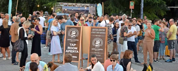 Na eno in drugo stran stran mejne črte je bilo za vikend na Trgu 
Evrope veliko ljubiteljev piva. 