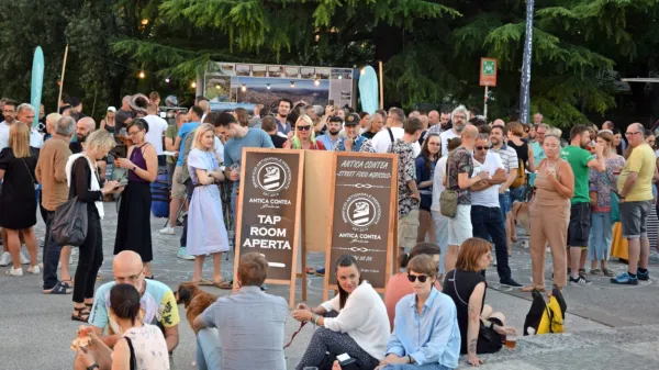 Na eno in drugo stran stran mejne črte je bilo za vikend na Trgu 
Evrope veliko ljubiteljev piva. 