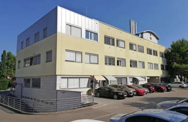 V prizidku v vrhnji etaži v ospredju fotografije bodo  center za krepitev zdravja, klinična psihologinja, sejna 
soba,  kabineti in  pisarne, v  prizidku skrajno desno pa bo nova telovadnica za fizioterapijo.  