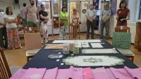 Rezultati študijskega krožka Volna v čipki na dveh razstavah v Spodnji 
Idriji.