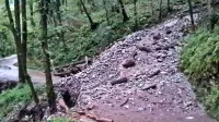 Plaz je  turistom in domačinom za dve uri zaprl izhod iz  doline Polog.  