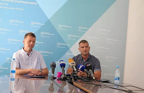 

Milenko Simkić (levo) in David Gracer sta predstavila podrobnosti 
o spletnih prevarah.