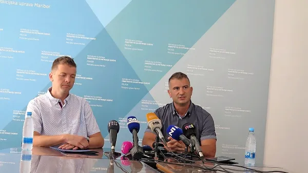 

Milenko Simkić (levo) in David Gracer sta predstavila podrobnosti 
o spletnih prevarah.