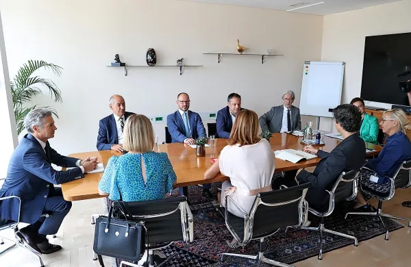 Predstavniki   koalicijskih  in  opozicijskih  strank  so  se  strinjali, da  je  
bil  sestanek   o ukrepih  po  poplavah  pri  predsedniku  vlade  Robertu  
Golobu  konstruktiven.  