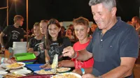 Pri razdeljevanju  krompirja je pomagal tudi postojnski župan Igor 
Marentič, med obiskovalce pa so ga na pladnjih odnašali najmlajši 
prostovoljci.  