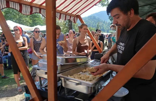 Čeprav je bilo na prazniku idrijskih žlikrofov potrebno za skromno 
degustacijsko porcijo odšteti pet ali šest evrov in nanjo dolgo 
čakati, je bilo več tisoč degustatorjev zadovoljnih.