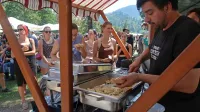 Čeprav je bilo na prazniku idrijskih žlikrofov potrebno za skromno 
degustacijsko porcijo odšteti pet ali šest evrov in nanjo dolgo 
čakati, je bilo več tisoč degustatorjev zadovoljnih.