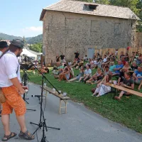 Kulinaričnim užitkom so organizatorji dodali še precej ščepcev 
kulture in zabave, obiskovalcem v okolju zgodovinske kamšti pa 
možnosti za počitek.   