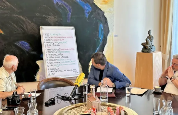 Piranski župan si je pri nizanju številnih projektov, za katere si želi, 
da bi bili realizirani, pomagal tudi s tablo.