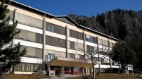 V domačem in delovnem okolju ravnatelja je završalo že ob koncu junija 
- zaradi pogumne deklice, njegove pastorke, ki se je zaupala svoji mami 
in s katero sta na predzadnji šolski dan na policijo podali prijavo zoper 
njega. Na fotografiji stavba OŠ Prežihovega Voranca na Jesenicah.