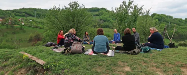 Vse piramide in podporne točke (na fotografiji  vhod v dolino  - vrh tumulusa Vratnica),  privlačijo meditacijske skupina iz vsega sveta.