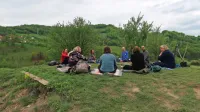 Vse piramide in podporne točke (na fotografiji  vhod v dolino  - vrh tumulusa Vratnica),  privlačijo meditacijske skupina iz vsega sveta.
