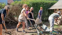 Po navedbah NIJZ gre pri večini nalezljivih črevesnih  okužb za 
blago obliko, marsikdo niti ne išče pomoči zdravnika, niso pa 
zabeležili množičnega izbruha med prostovoljci, ki hodijo pomagat čistit v poplavah prizadeta območja (fotografija je simbolična).