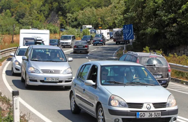 Na  Šmarski cesti je kljub skorajšnjemu izteku poletne turistične  še 
vedno veliko pločevine.  