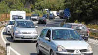 Na  Šmarski cesti je kljub skorajšnjemu izteku poletne turistične  še 
vedno veliko pločevine.  