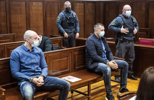 Na sodišču  v  Kopru  so  Bojana  Stanojevića  (levo)  in  Klemna  
Kadivca  obsodili  zaradi   protipravnega  odvzema  prostosti  in  ne  
ugrabitve.  