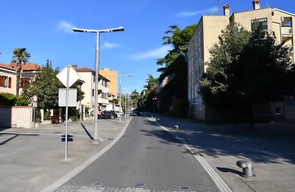 Do konca meseca bodo obnovili še preostali del vozišča na 
Vojkovem nabrežju.