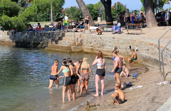 Na Debelem rtiču letujejo različne skupine otrok, zato kraj prekipeva od otroške razposajenosti.