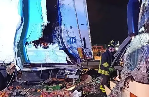  Glede na prve ugotovitve je ukrajinski avtobus, ki je vozil v smeri 
proti Trstu,  trčil v poljski hladilni tovornjak, ki naj bi bil  ustavljen 
na robu cestišča.