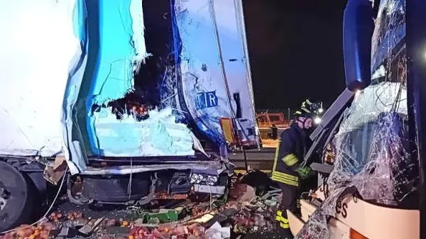  Glede na prve ugotovitve je ukrajinski avtobus, ki je vozil v smeri 
proti Trstu,  trčil v poljski hladilni tovornjak, ki naj bi bil  ustavljen 
na robu cestišča.