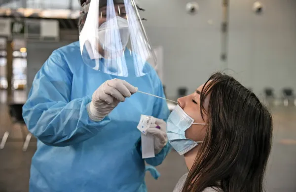 Za zdaj še ni potrebe po vnovični vzpostavitvi točk za testiranje, jih 
bi pa morda vnovič odprli, če bi beležili izjemen razmah okužb, 
pravijo v NIJZ in dodajajo, da strokovna navodila sproti dopolnjujejo in so dostopna na njihovi spletni strani.   
