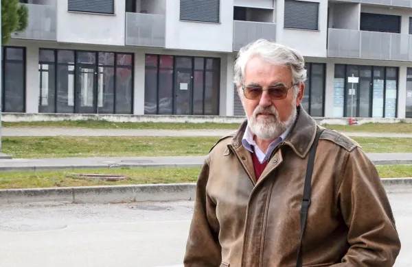 Upokojeni  mariborski  zdravnik  Bojan  Lovše  je  na koprskem  
sodišču  razlagal,  da je  zdravstveno  dokumentacijo pregledoval  
tudi doma.