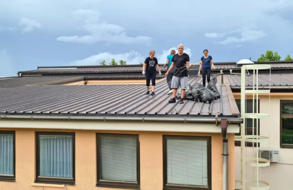 Ravnatelj OŠ Šmarje  Simon Dražič (v sredini) je  danes z ostalimi 
čistil vejevje in ostanke pločevinaste kritine, ki so obtičali na strehi 
in so se zagozdili v žlebovih.