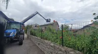 V Povirju so gasilci  interventno najprej prekrili poškodovane 
strehe hiš, nato pa tudi  gospodarska poslopja.