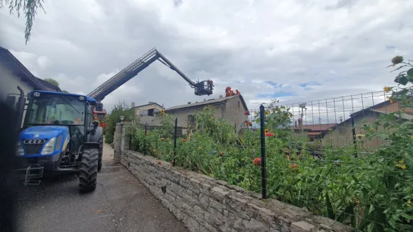 V Povirju so gasilci  interventno najprej prekrili poškodovane 
strehe hiš, nato pa tudi  gospodarska poslopja.