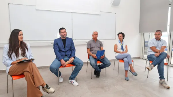 Akterji včerajšnjega srečanja s predstavniki medijev v prostorih 
Jadralnega kluba Pirat