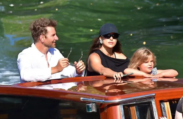 Bradleyja Cooperja z družino so paparaci ujeli v bližini Benetk.