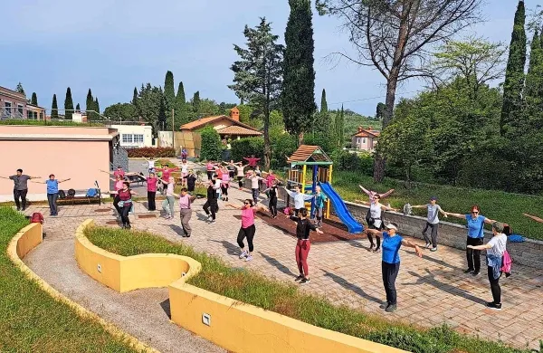 Številne raziskave so pokazale, da ima bolnica manj težav in 
stranskih učinkov zdravljenja in tudi utrudljivosti, če je fizično 
aktivna.