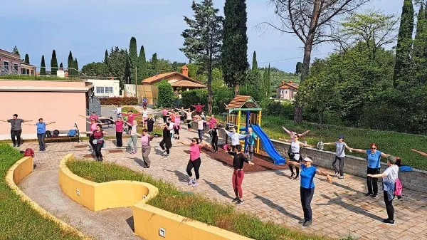 Številne raziskave so pokazale, da ima bolnica manj težav in 
stranskih učinkov zdravljenja in tudi utrudljivosti, če je fizično 
aktivna.