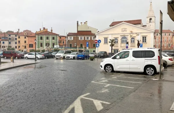Veliki trg je tokrat zalila meteorna voda. 