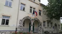 Učenci osmega in devetega razreda OŠ Miroslava Vilharja bodo 
zaradi prostorske stiske  v novem šolskem letu gostovali tudi na 
Ljudski univerzi Postojna. 