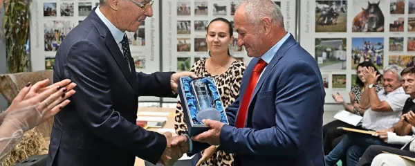 Dušanu Benčini (desno) je naziv Vinar Leta 2023 podelil predstavnik Agre Janez Erjavec.