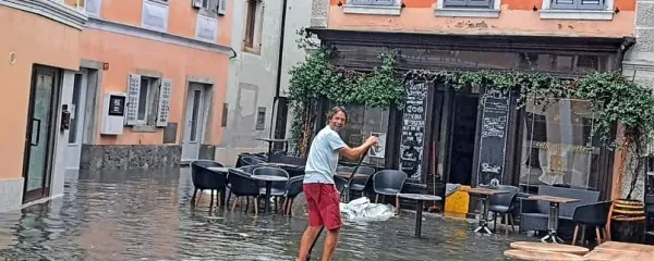  V Izoli so se nekateri hitro znašli in prilagodili  način premikanja po poplavljenih ulicah.
