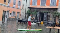  V Izoli so se nekateri hitro znašli in prilagodili  način premikanja po poplavljenih ulicah.